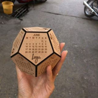 lịch gỗ ngũ giác 12 mặt giá sỉ