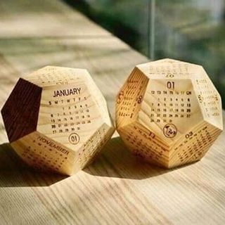 lịch gỗ ngũ giác để bàn