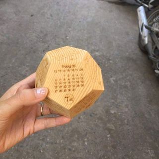 lịch gỗ ngũ giác để bàn