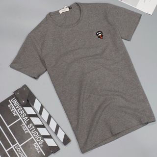 Áo thun cổ tròn thêu hình