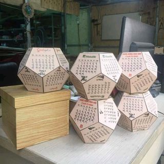 lịch gỗ 12 mặt để bàn gỗ ghép ngũ giác