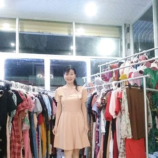 ĐẦM XOÈ TAY NGẮN GẮN BÔNG
