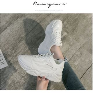Giày thể thao màu trắng cá tính