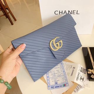 Vi cam tay dự tiệc chất da đẹp