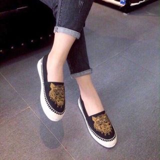 Giày mọi mắt ho