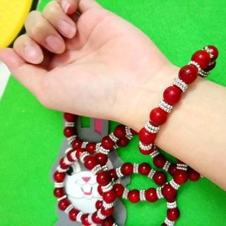 vòng đeo tay màu đỏ mix kim loại