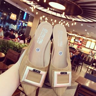 Dép sục khoá vuông