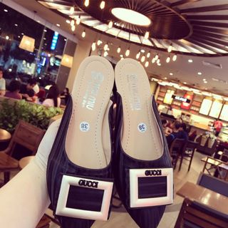 Dép sục khoá vuông