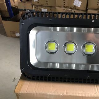 Đèn pha LED 150W chiếu xa LEDCOM giá sỉ