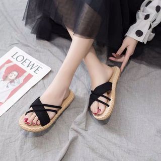 Dép quai chéo đế cói