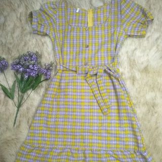 Đầm xoè caro cổ vuông
