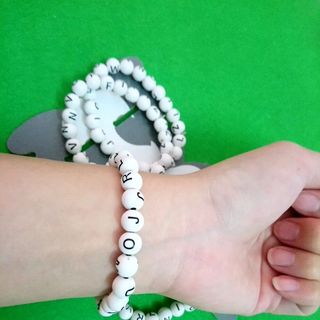 chuỗi đeo tay phong thủy màu trắng có chữ