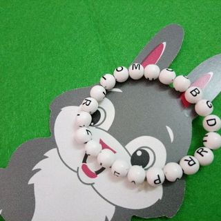 chuỗi đeo tay phong thủy màu trắng có chữ