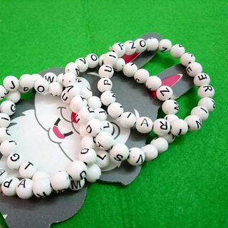 chuỗi đeo tay phong thủy màu trắng có chữ