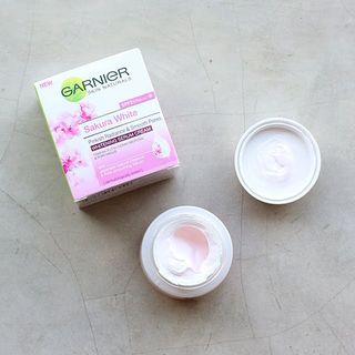 KEM DƯỠNG GARNIER BAN NGÀY HOẶC BAN ĐÊM