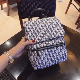Balô form cứng