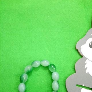 chuỗi đeo tay màu xanh lá cây