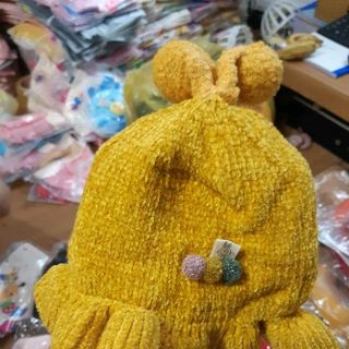 Nhí len 2 cục bông xúc xắc