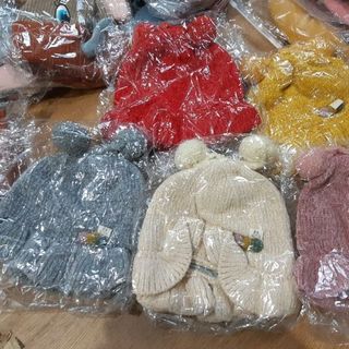 Nhí len 2 cục bông xúc xắc