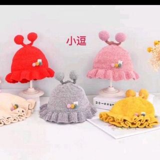 Nhí len 2 cục bông xúc xắc