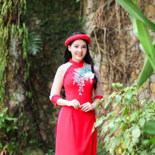 Áo dài cách tân kết hoa lá cầu kỳ
