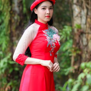 Áo dài cách tân kết hoa lá cầu kỳ