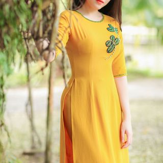 Áo dài truyền thống chuồn chuồn vàng