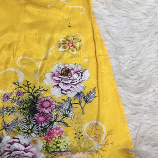 Set áo dài cách tân gấm tơ nền vàng in hoa lạ mắt