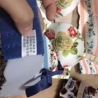 Áo lót su hoa bàn tay