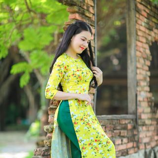 Áo dài truyền thống lụa tơ vàng hoa nhí