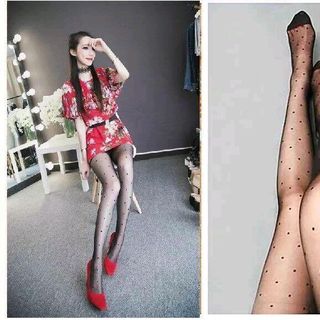 quần tất hoạ tiết chấm bi