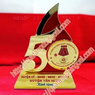 của hàng bán cúp đồng xoay nhận đúc cúp kỷ niệm cúp vinh danh cuộc thi