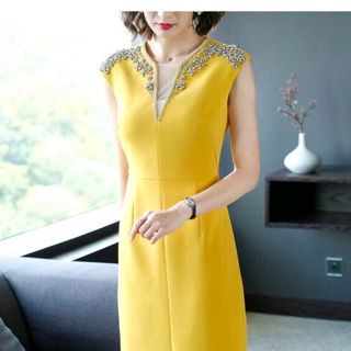 Đầm body cổ V