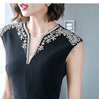 Đầm body cổ V