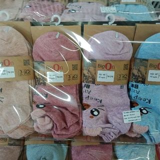 tất nữ mặt mèo