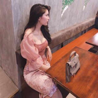 VD3833 - Đầm hồng vải nhung body tay phối lưới kiếng Giá 240k Chất liệu vải nhung phối lưới kiếng Thiết kế freesize thích hợp với bạn nữ từ 40-55kg vừa khách nặng 55kg cao m6 đổ lên vừa