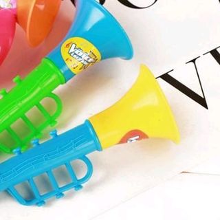 kèn thổi đồ chơi