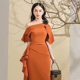ĐẦM LAI NHỌN HỞ VAI ĐÍNH HOA HỒNG TRƯỚC NGỰC MS 2388
