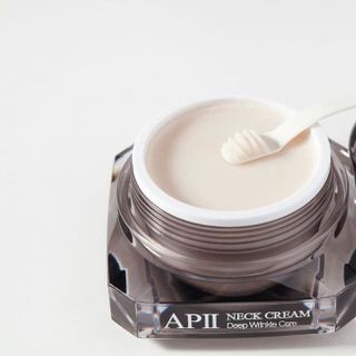 Kem dưỡng cao cấp giúp giảm nhăn và săn chắc da vùng cổ The Skin House