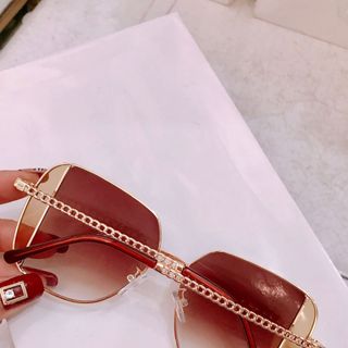 Kính mát model gọng xích