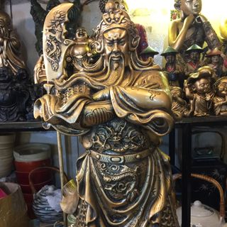 Tượng quan công đứng trên tảng đá