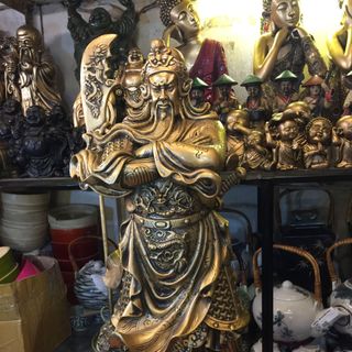 Tượng quan công đứng trên tảng đá