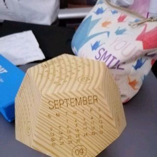 lịch gỗ để bàn 12 mặt ngũ giác