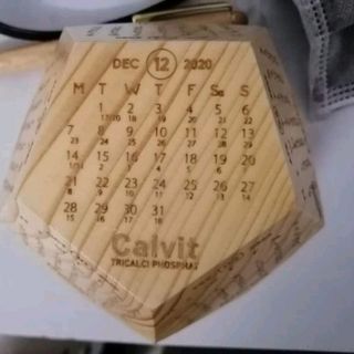 lịch gỗ để bàn 12 mặt ngũ giác