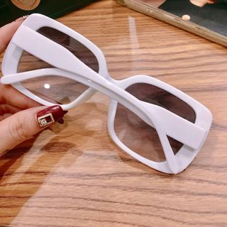 Kính mát model có 4 mầu như hình