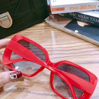 Kính mát model có 4 mầu như hình