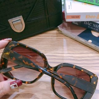 Kính mát model có 4 mầu như hình