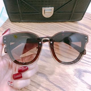 Kính mát model bắt ốc