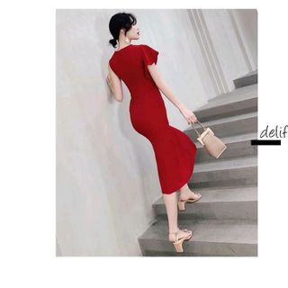Đầm thiết kế kèm hoa