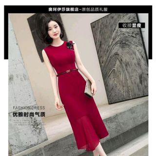 Đầm thiết kế kèm hoa